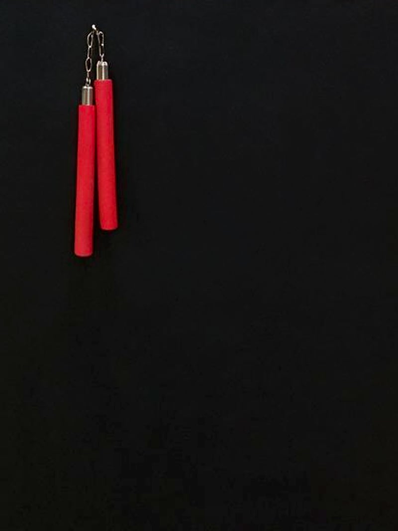 Los nunchakus rojos del club, el arma que popularizó Bruce Lee