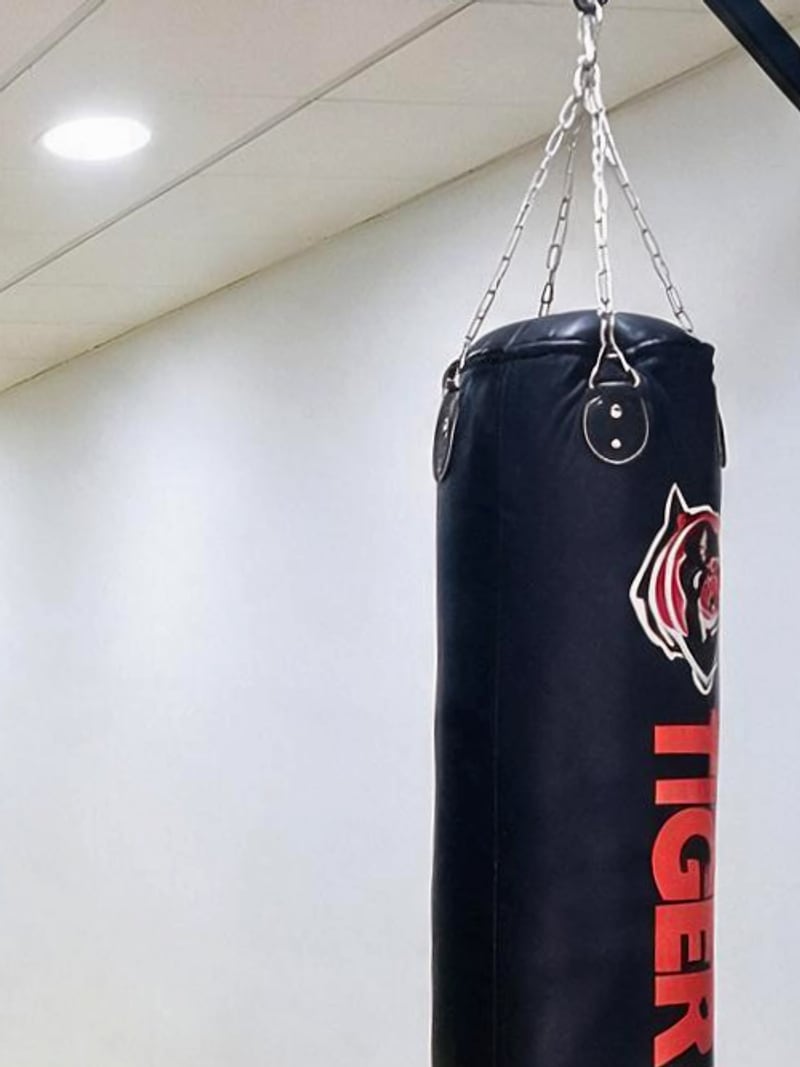 Uno de los sacos de boxeo colgados en la sala de Be Water
