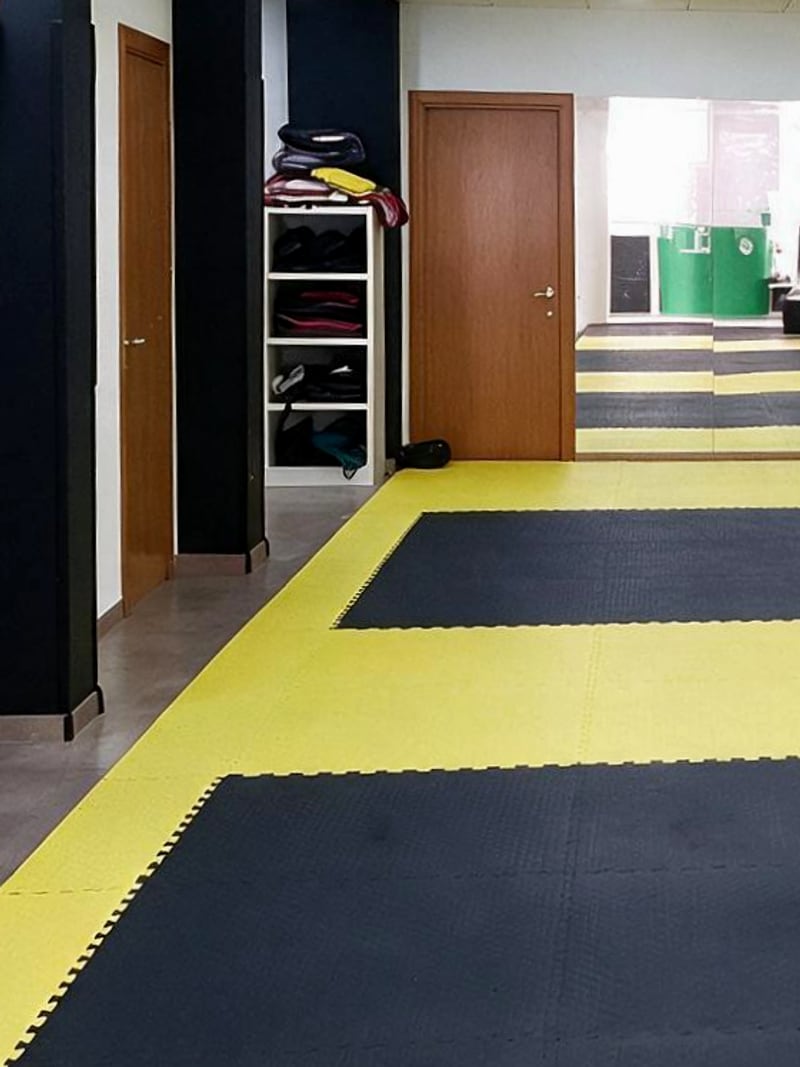 El tatami amarillo y negro de la sala de Be Water, donde se entrena el taekwondo