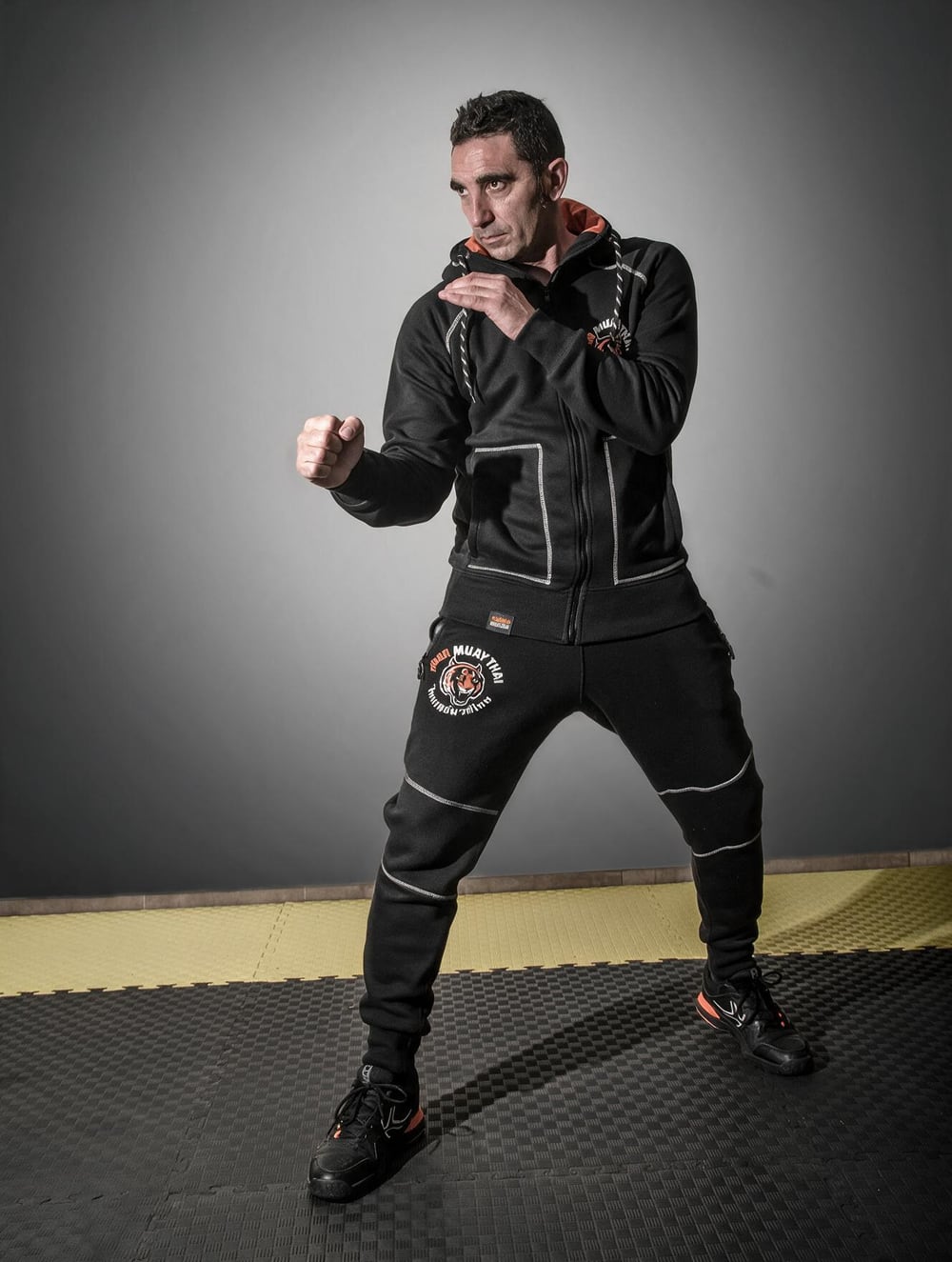 El maestro de Be Water en posición de guardia sobre el tatami